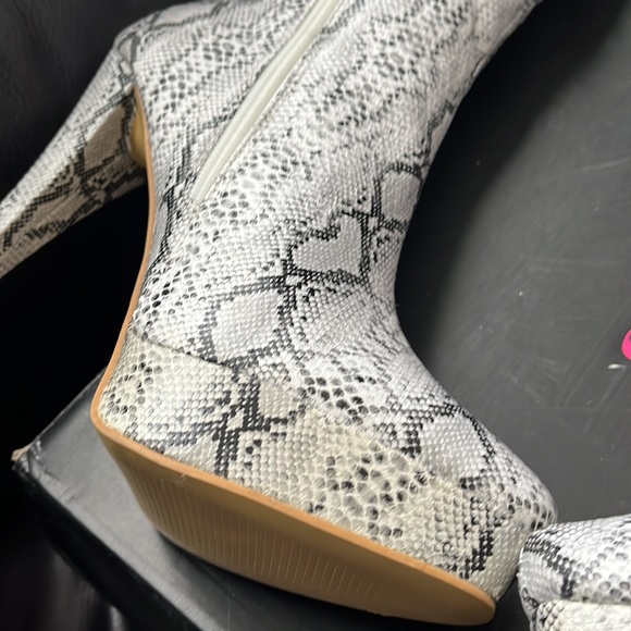 BNIB JF Printed Tall Boots - Picture 6 of 12